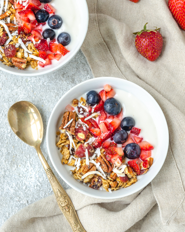 Vegan Berry and Granola Breakfast Parfait - Iamstufft